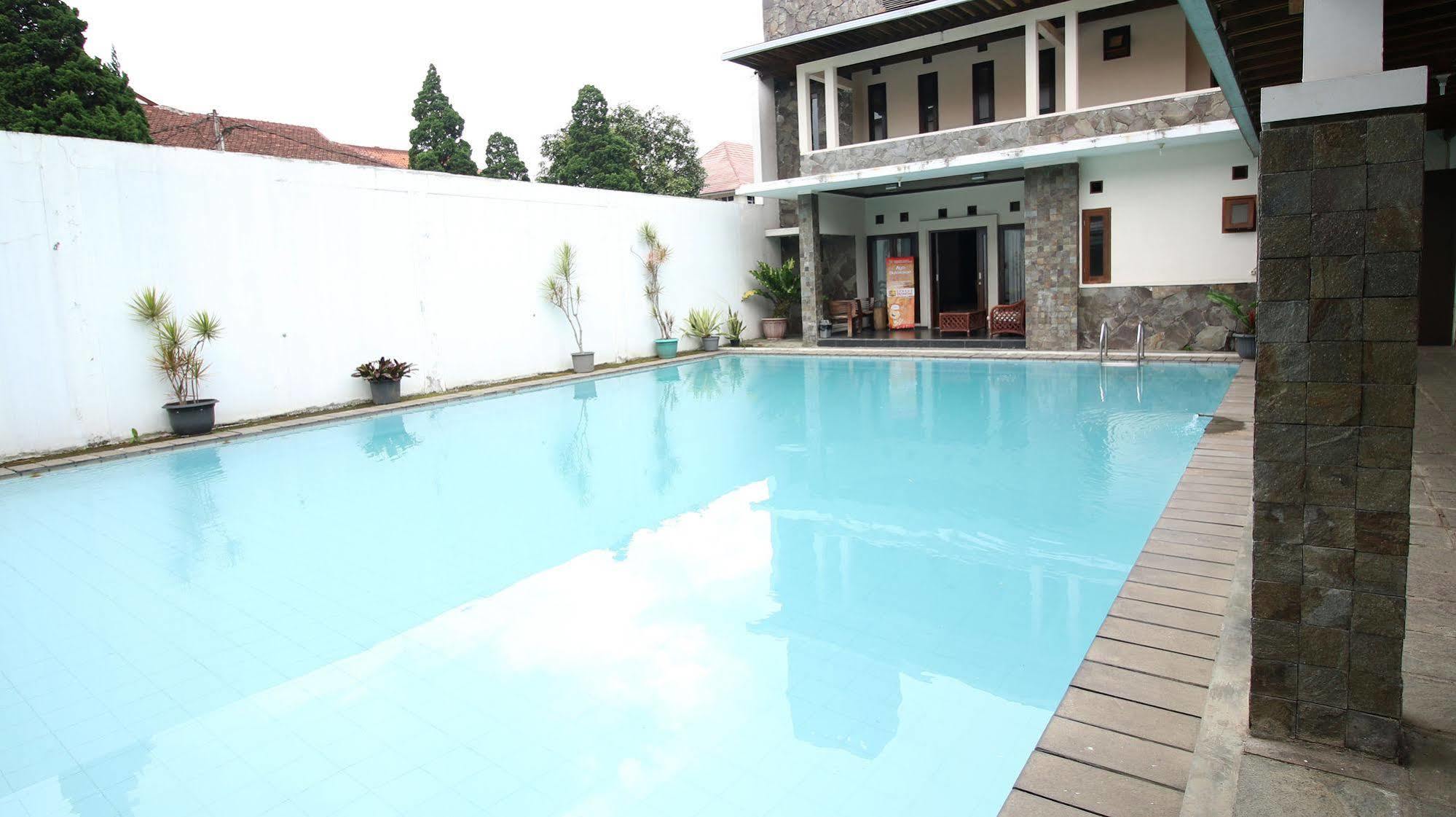 Zen Rooms Grand Hotel Lembang Extérieur photo