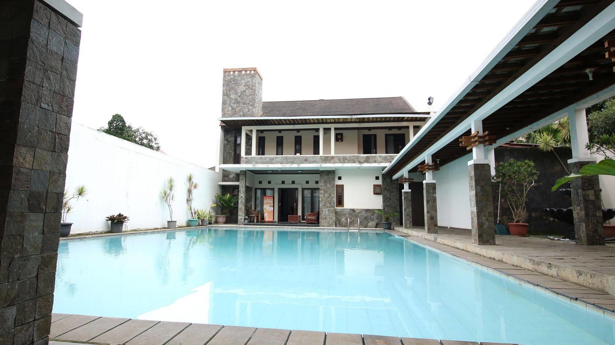 Zen Rooms Grand Hotel Lembang Extérieur photo
